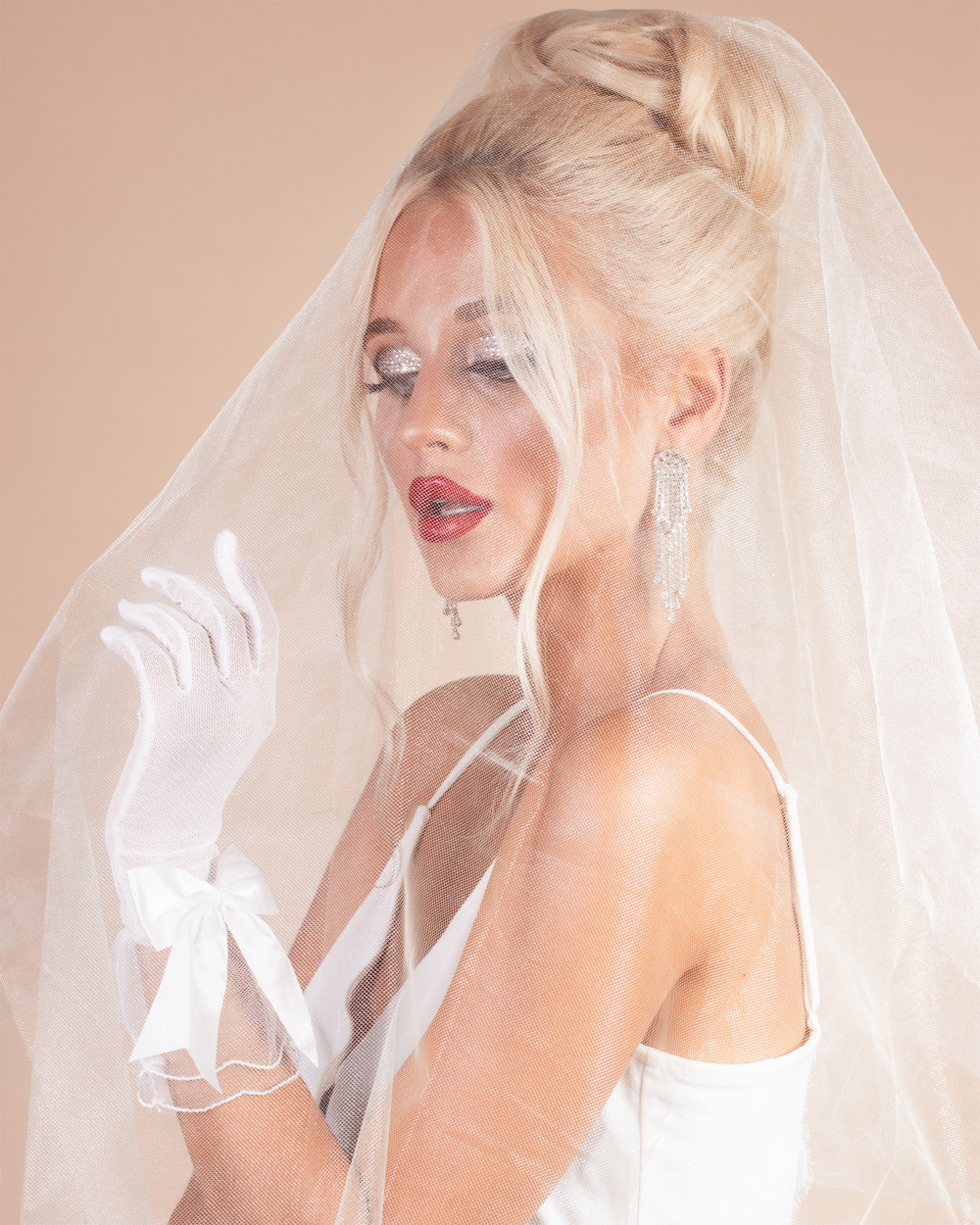 For the ever glamorous and editorial Bride.
Makeup by me
Hair by Nicola
Www.bespokebridalhair.co.uk - Make Me Bridal Artist: Rosie Cerosio Makeup. Photography by: Jasmine Boulton. #glamorous #editorial
