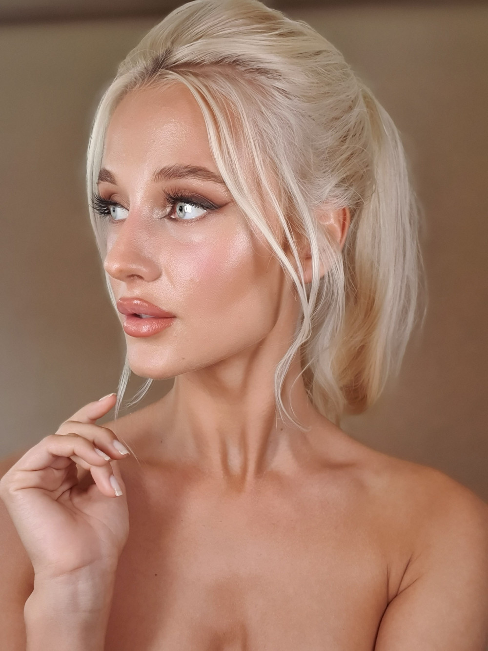 My signature bridal look. Elongated, foxy eyes with a soft focus complexion.
Makeup by me
Hair by Nicola
Www.bespokebridalhair.co.uk - Make Me Bridal Artist: Rosie Cerosio Makeup. Photography by: Me. #classic #boho #naturalmakeup #bridalmakeup