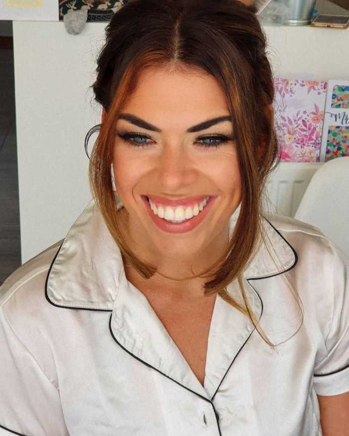 A bridesmaid from a recent wedding, August 2020. - Make Me Bridal Artist: Sabina Ventriglia Makeup Artist. Photography by: NA. #glamorous #bridalmakeup #bridesmaid #falselashes #realbride