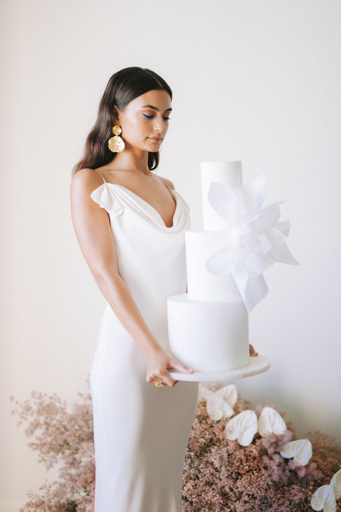 Wedding editorial - Make Me Bridal Artist: let's hair. Photography by: Momento Cativo. #classic #glamorous #elegant #eleganthair #bridalhairstylist #softcurls #naturalbridal #natural #loosewaves #softhair #bridalhair #effortlesshair #bridallook #softbridal #minimalist #softglam #coolbride #minimalhair #loosehair