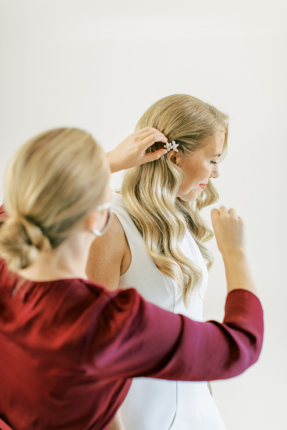 Mom of the bride Anabela - Make Me Bridal Artist: let's hair. Photography by: Alice Vicente. #glamorous #rollers #weddinghair #bridalhairstylist #glam #hollywoodwaves #longhair #loosewaves #naturallook #longcurls #longhairstyle #momofthebride