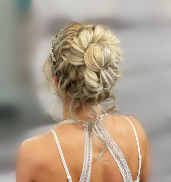 Totally in love with this airy, textured mid height updo style chosen by my beautiful bride to be at her trial.
Clip in extensions were used to add the extra volume and length needed to create this style. - Make Me Bridal Artist: Max It Up Bridal & Special Occasion Hair. Photography by: Natalie Mason. #smoothcurls #bun #bridalhairstylist #weddinghair #glamourousprettyblondebridebighair #bridalhair #elegantupdo #highbun #blondebride #texturedupdo #yorkshirewedding #weddings2022
