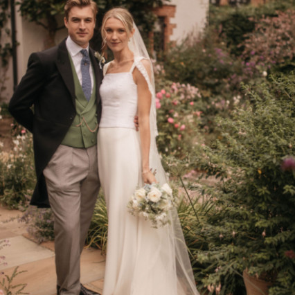  Photography by: Amelia Allen. #naturalmakeup #classic #simplebun #lowbun