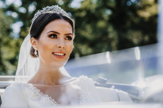 Be a Princess for a day! Total Elegance! - Make Me Bridal Artist: Elegant Bridal Hairstyling. Photography by: Willow & Wilde. #classic #elegant #beauty #princess #eleganthair #elegance #queen