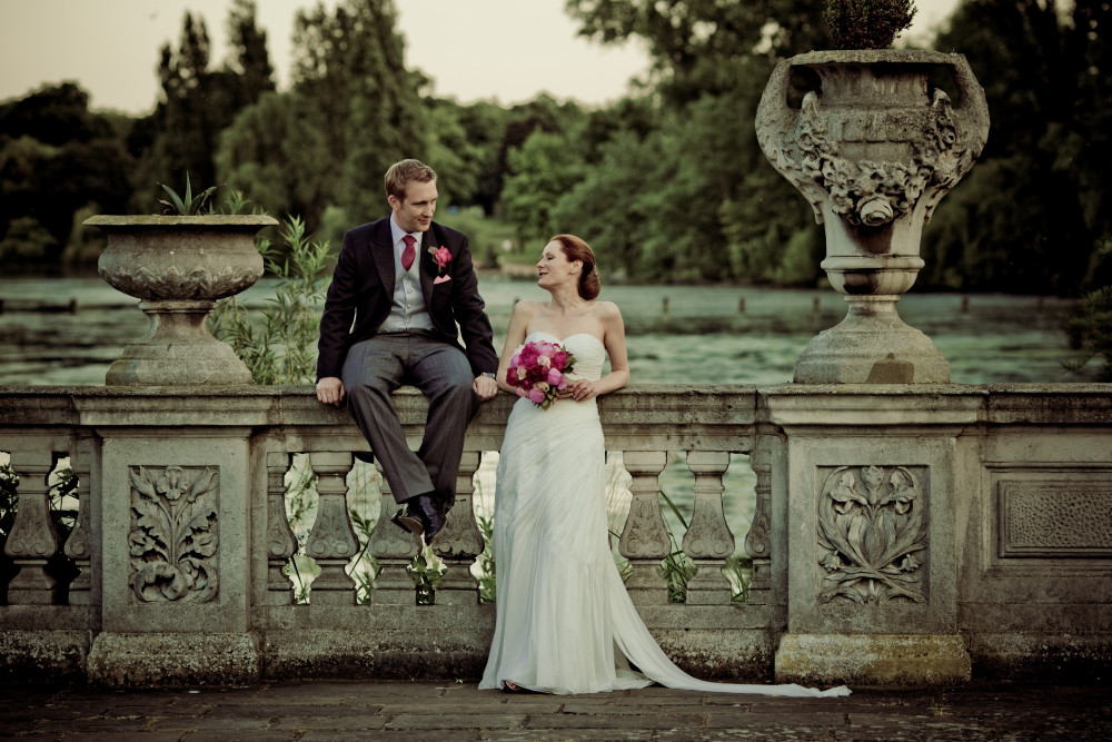 Rachel & Jeff, such a beautiful couple. She wanted a very classy chignon low bun and soft make up. - Make Me Bridal Artist: Carolina Samper. #classic #vintage #bridalmakeup #updo