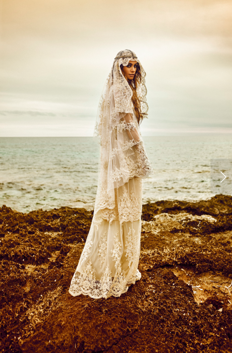  - Make Me Bridal Artist: Carolina Samper. Photography by: Bernardo Baragaño. #bohemian #bohobride #beachwaves #ibizawedding