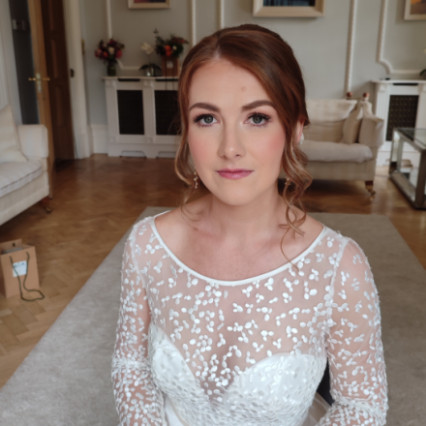 soft glam makeup with pink tones and updo with face framing - #classic #glamorous #softglammakeup