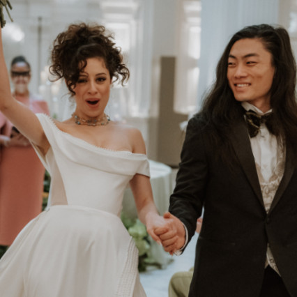 Mona & He - Photography by: Chiramos. #classic #glamorous #curls #goldeyeshadow